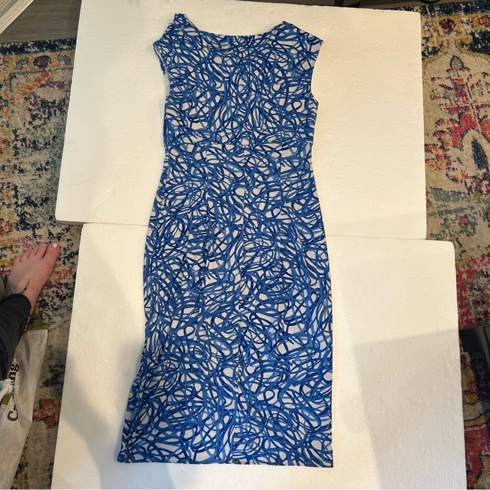 Maggy London blue white abstract print ruched front midi dress - Picture 4 of 9
